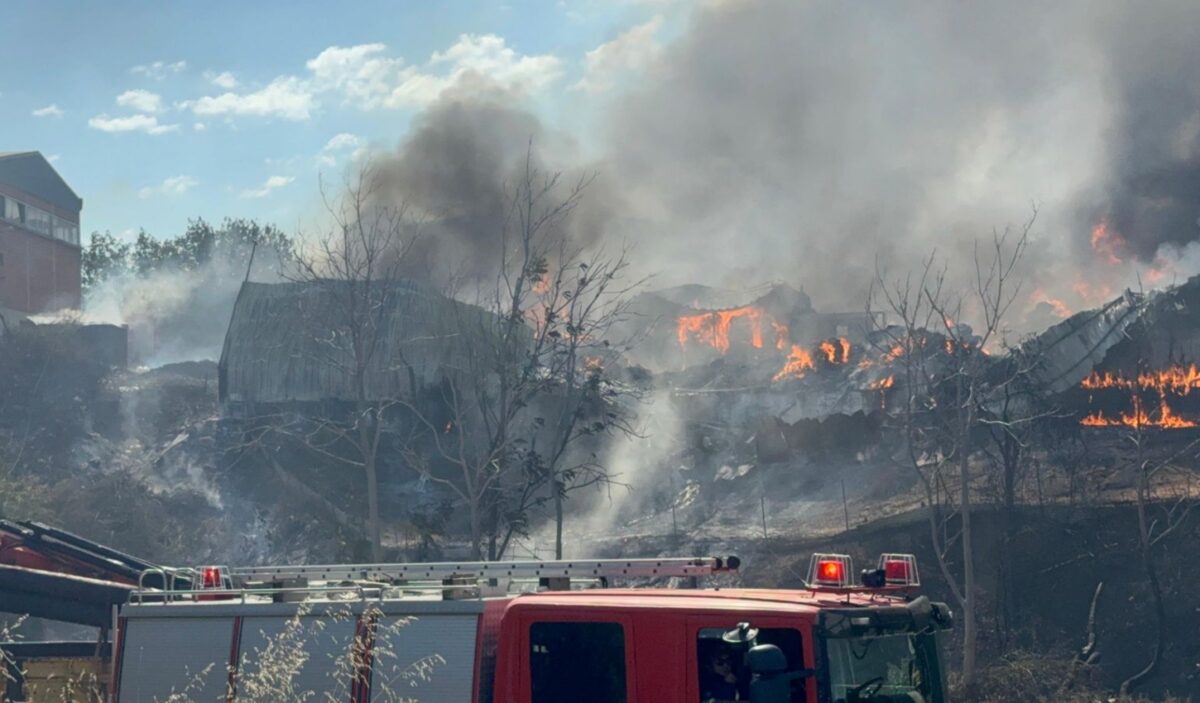 Φωτιά στο Ωραιόκαστρο: Σκληρή η μάχη με τις φλόγες στα δύο εργοστάσια - Συγκλονιστικές φωτογραφίες από τα αποκαΐδια
