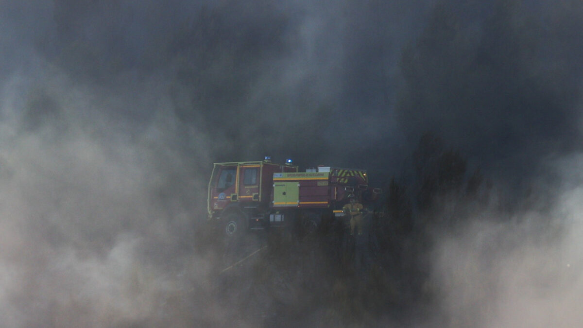 French firefighters work to extinguish a wildfire in Pouzols-Minervois near Narbonne, France, July 2, 2026. REUTERS/Alexandre Dimou