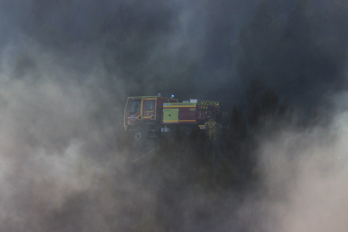French firefighters work to extinguish a wildfire in Pouzols-Minervois near Narbonne, France, July 2, 2026. REUTERS/Alexandre Dimou