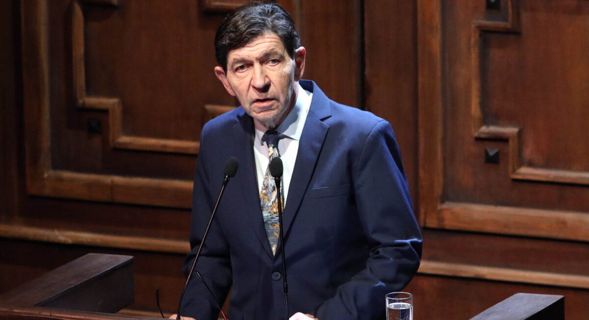 Η παράσταση «Εκτός ύλης reloaded» με τον Γεράσιμο Σκιαδαρέση έρχεται στο θέατρο Βράχων στις 10 Ιουλίου