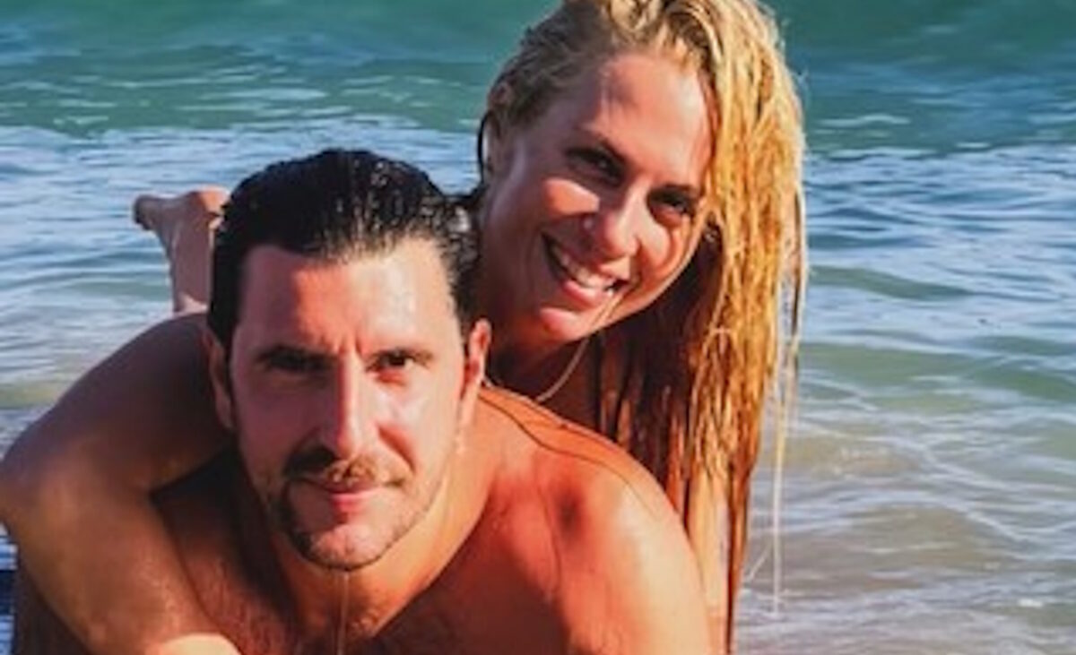 Η Ντορέττα Παπαδημητρίου και ο Γιώργος Γεροντιδάκης κάνουν διακοπές στην Πάρο - Η αγκαλιά στη θάλασσα