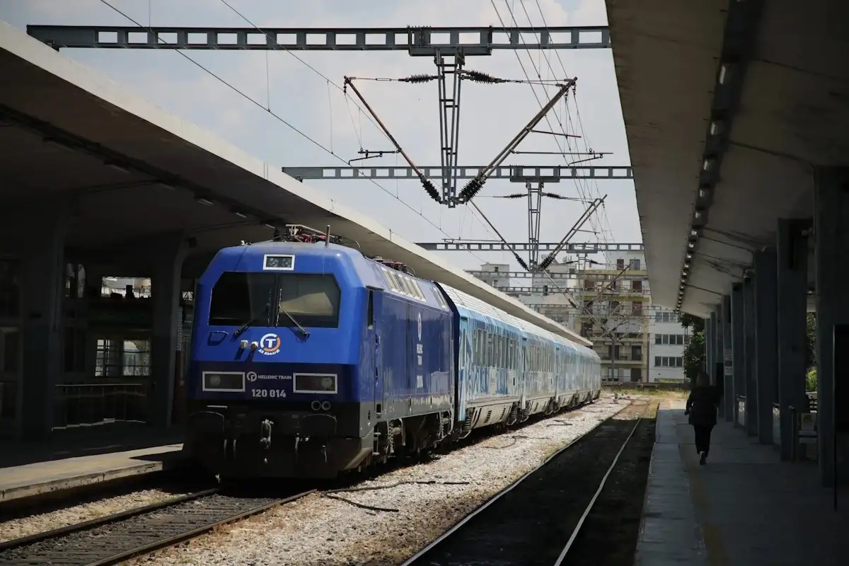 Hellenic Train: Διακοπή κυκλοφορίας στο τμήμα Ανω Λιόσια - Ασπρόπυργος και καθυστερήσεις στον Προαστιακό λόγω φωτιάς
