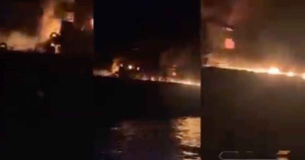 Οι Φρουροί της Επανάστασης χτύπησαν δεξαμενόπλοια που έπλεαν στα Στενά του Ορμούζ με αμερικανική συνοδεία