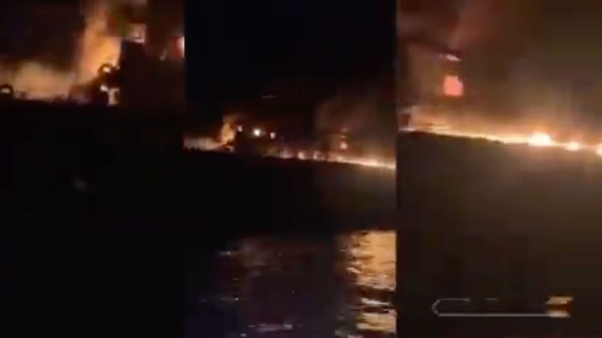 Οι Φρουροί της Επανάστασης χτύπησαν δεξαμενόπλοια που έπλεαν στα Στενά του Ορμούζ με αμερικανική συνοδεία