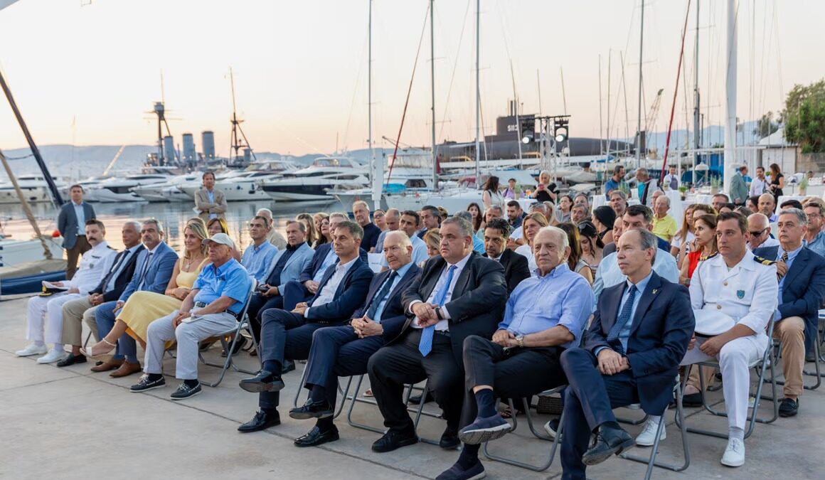 Από δεξιά προς τα αριστερά: Γιώργος Μαυρωτάς, Γ.Γ. Αθλητισμού, Διονύσης Χατζιδάκης, Βουλευτής Ν. Τομέα, Βασίλης Σπανάκης, Υφυπουργός Εσωτερικών, Στέφανος Γκίκας, Υφυπουργός Ναυτιλίας και Νησιωτικής Πολιτικής, Χάρης Θεοχάρης, Υφυπουργός Εξωτερικών, Γιώργος Προκοπίου, εφοπλιστής - Ιδρυτής Dynacom Tankers, Sea Traders και Dynagas, Ηρώ Χατζηγεωργίου, Διευθύνουσα Σύμβουλος ΕΤΑΔ, Σταύρος Κατσικάδης, Διευθύνων Σύμβουλος της LAMDA Marinas Investments S.M.S.A., Τάσος Βατίστας, Πρόεδρος Ν.Ο.Π.Φ. και Ιάκωβος Κυριακάκης, Λιμενάρχης Σαρωνικού.