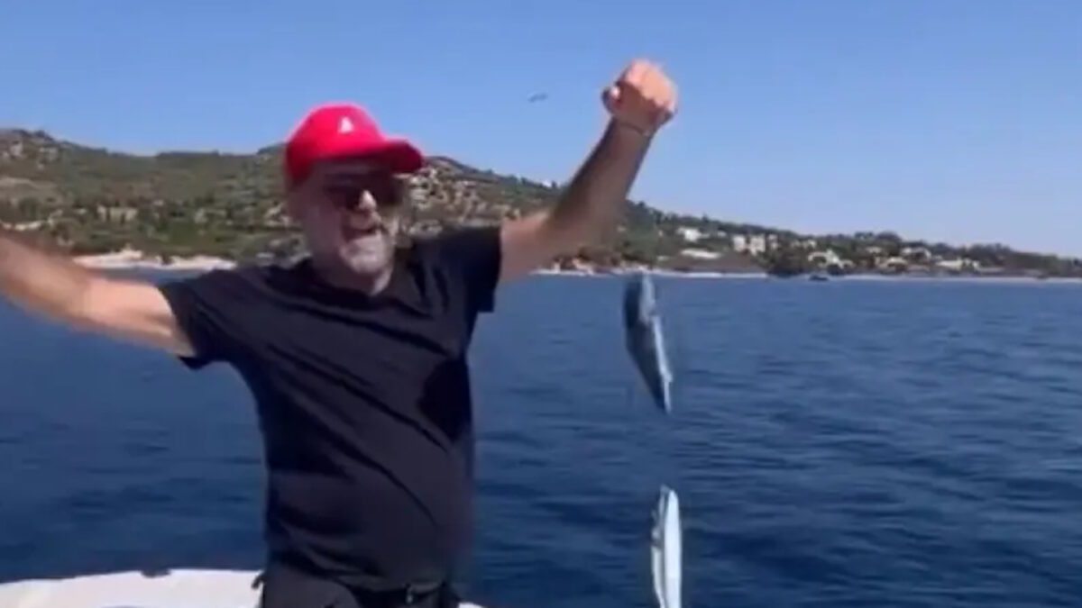 Ο Μιχάλης Ιατρόπουλος κοιτάζει τους λαγοκέφαλους που ψάρεψε