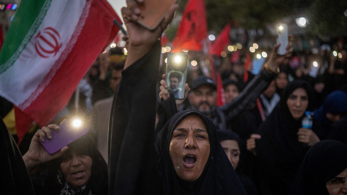 Ιρανοί φωνάζουν συνθήματα στη διάρκεια της νεκρικής πομπής για την ταφή του ανώτατου ηγέτη της χώρας, Αγιατολάχ Αλί Χαμενεΐ