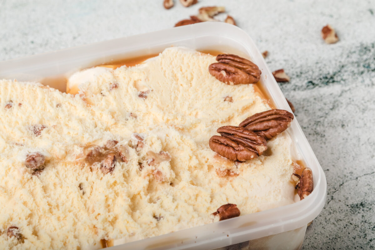 Συνταγή για frozen yogurt με αλμυρή καραμέλα και pecans