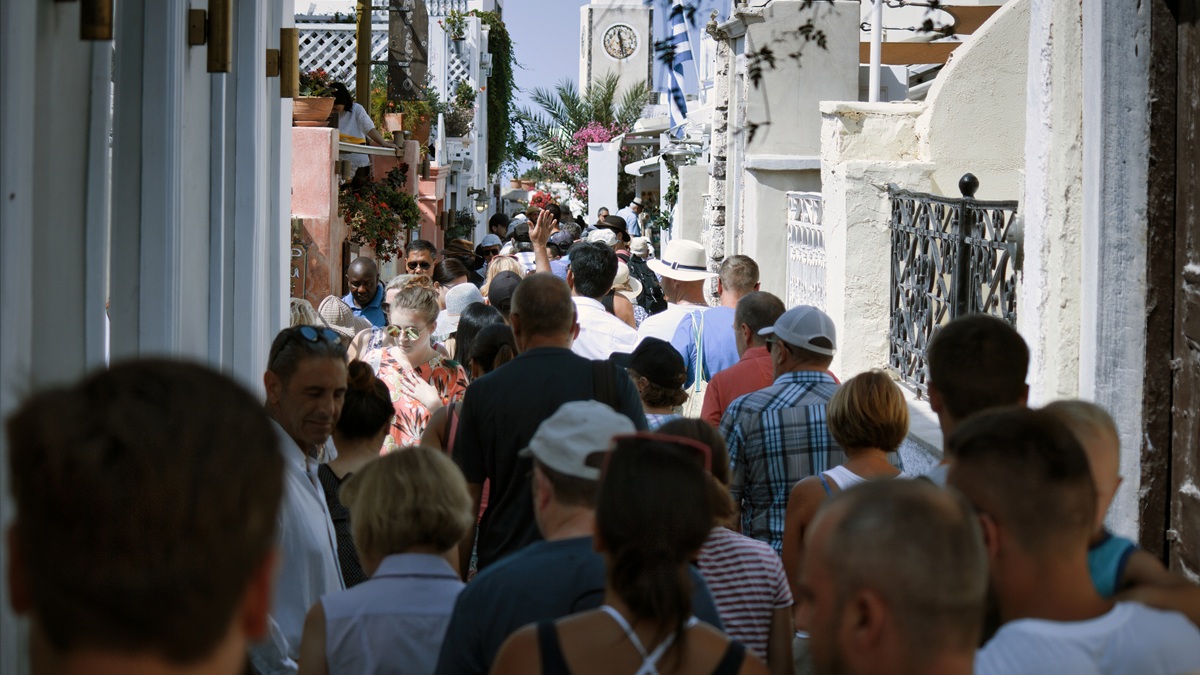 Η Ελλάδα που αδειάζει τον χειμώνα και γεμίζει το καλοκαίρι: Η άλλη όψη των νησιών και των ορεινών χωριών