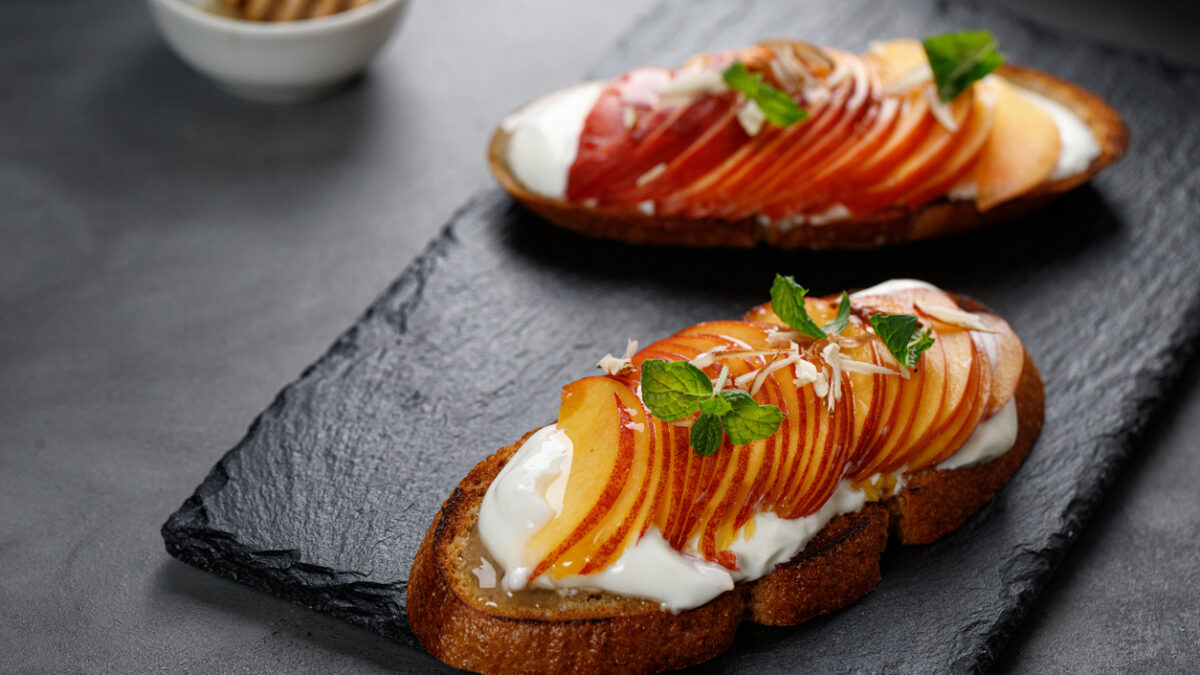Μπρουσκέτα με burrata και ροδάκινα