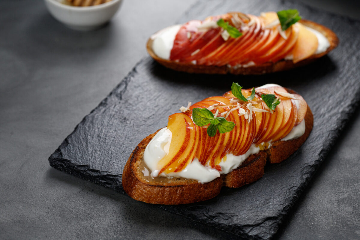 Μπρουσκέτα με burrata και ψητά ροδάκινα