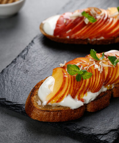 Μπρουσκέτα με burrata και ροδάκινα