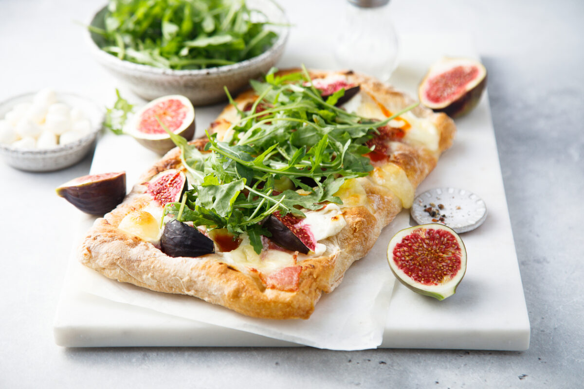 Συνταγή για πίτσα gourmet με σύκα, κατσικίσιο τυρί και λάδι τρούφας | Επικαιρότητα στο PlusTV.gr