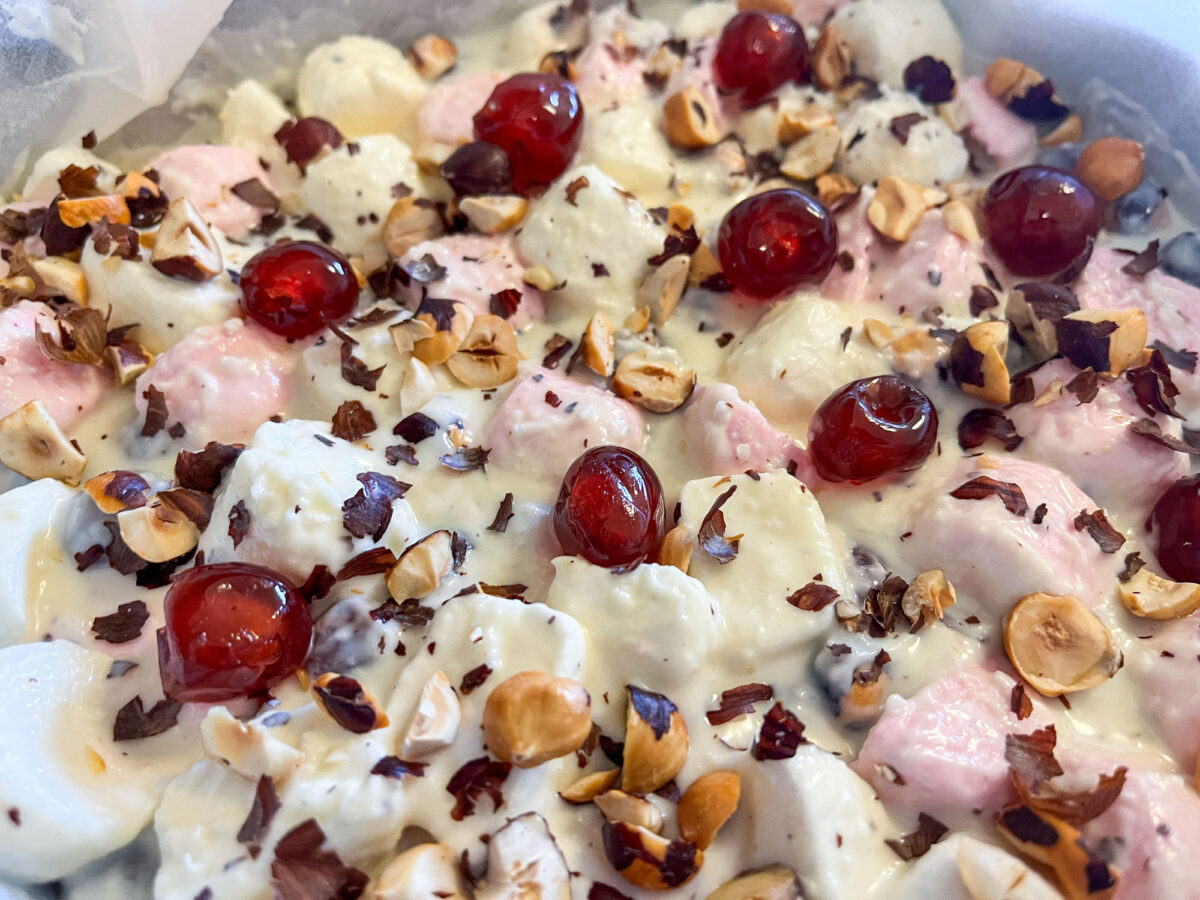Frozen yogurt με φρούτα του δάσους μέλι και σοκολάτα