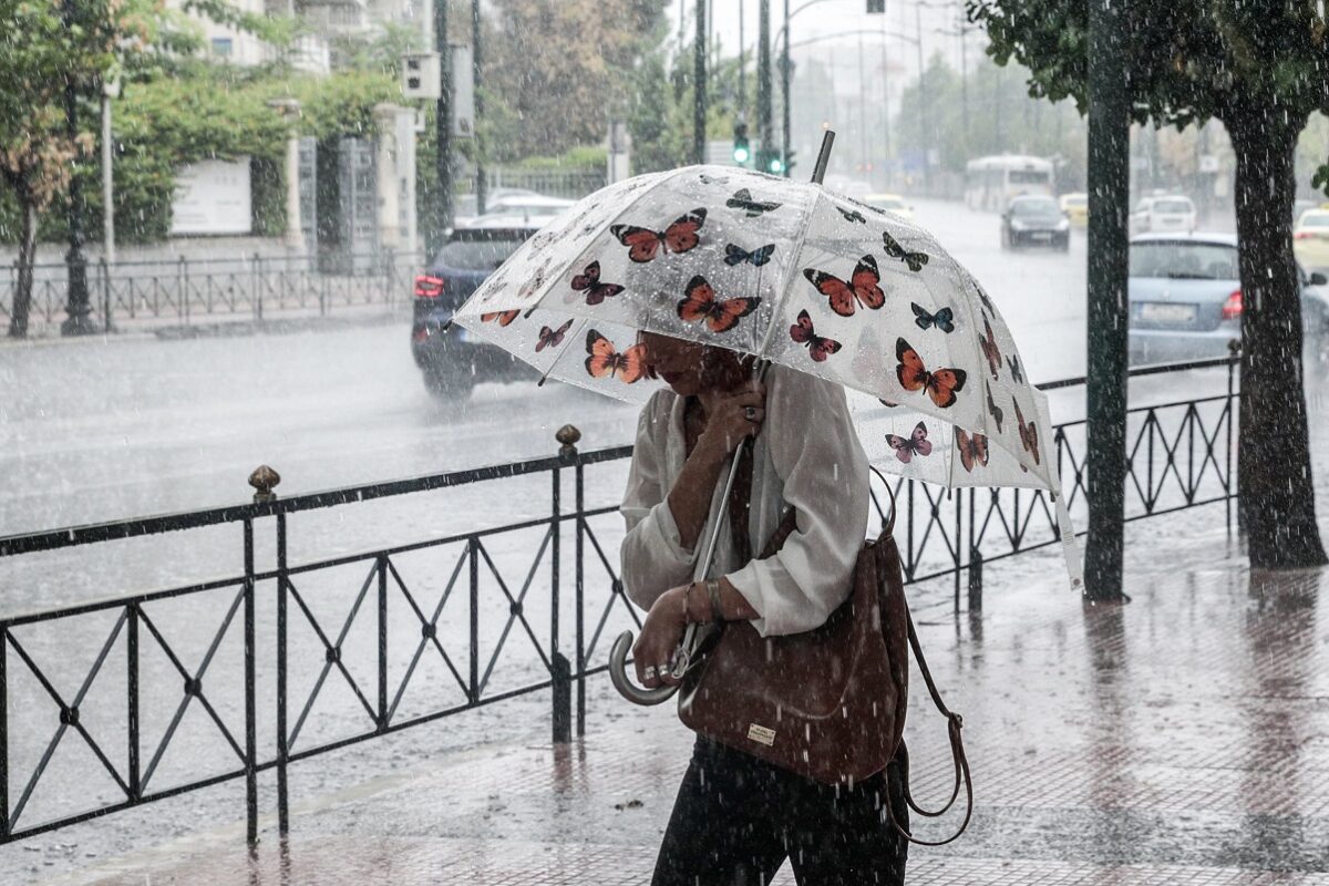 Καιρός: Σε Red code Αττική, Θεσσαλονίκη και άλλες 9 περιοχές την Παρασκευή λόγω της κακοκαιρίας - Ισχυρές καταιγίδες, χαλάζι και κεραυνοί