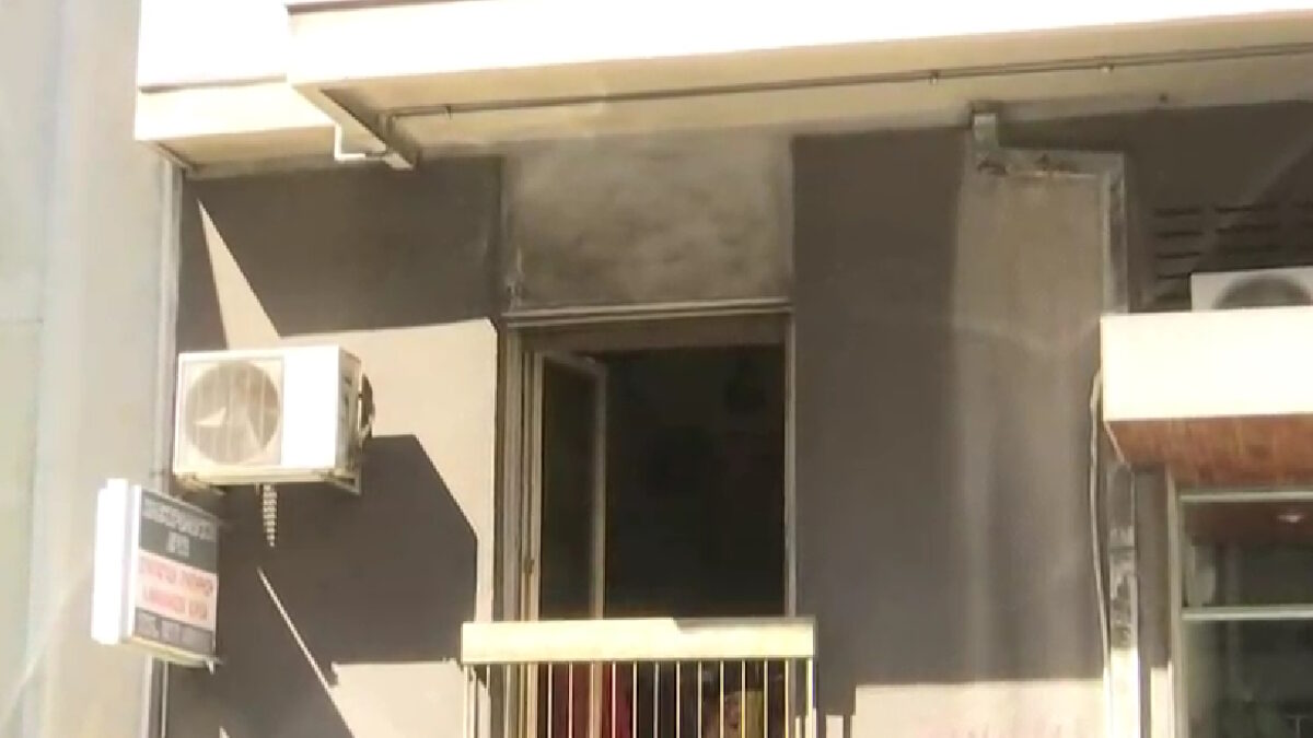 Το διαμέρισμα που έπιασε φωτιά στην Καλλιθέα