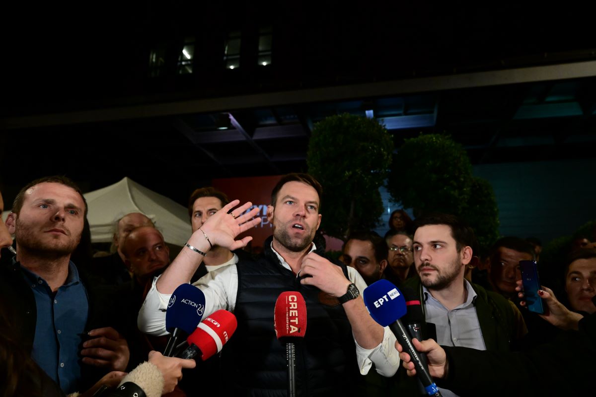 Ο Στέφανος Κασσελάκης «τρολάρει» τους βουλευτές του ΣΥΡΙΖΑ που παραιτούνται - «Να σας γράψω συστατική επιστολή για τον ιδιωτικό τομέα»