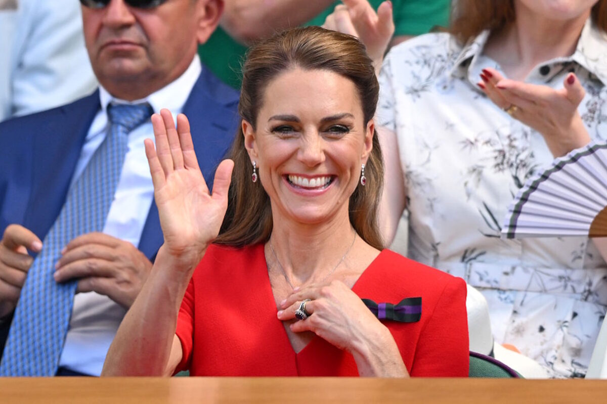 Η Κέιτ Μίντλετον «τράβηξε τα βλέμματα» στο Wimbledon – Η εντυπωσιακή εμφάνισή της με κόκκινο φόρεμα και η συγκινητική συνάντηση με 12χρονη παραπληγική