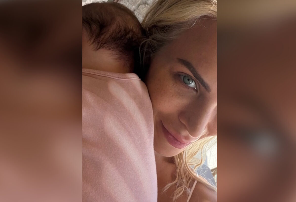 Η Κατερίνα Καινούργιου δημοσίευσε νέα selfie με την κόρη της από τις διακοπές της στην Πάρο