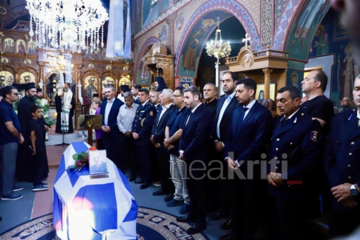 Μανώλης Στρατιδάκης: Σε κλίμα συγκίνησης η κηδεία του 58χρονου πυροσβέστη στο Γερακάρι Αμαρίου
