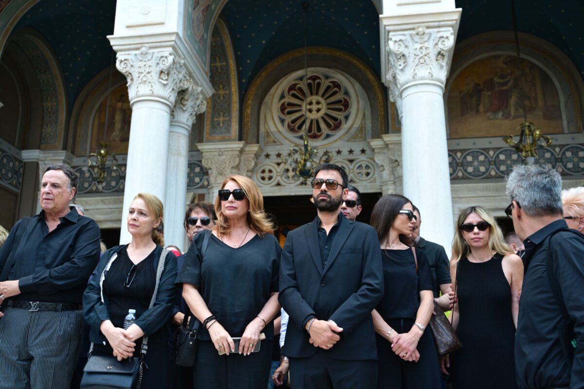 Κηδεία Μάρως Κοντού: Η Ελλάδα αποχαιρέτησε την «Ελενίτσα» της με ένα θερμό χειροκρότημα - Συγκίνησαν οι επικήδειοι