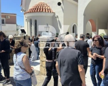 Ρέθυμνο: Σπαραγμός στην κηδεία του 25χρονου ήρωα πυροσβέστη που πέθανε στη φωτιά – Με λουλούδια στα χέρια τον αποχαιρετούν