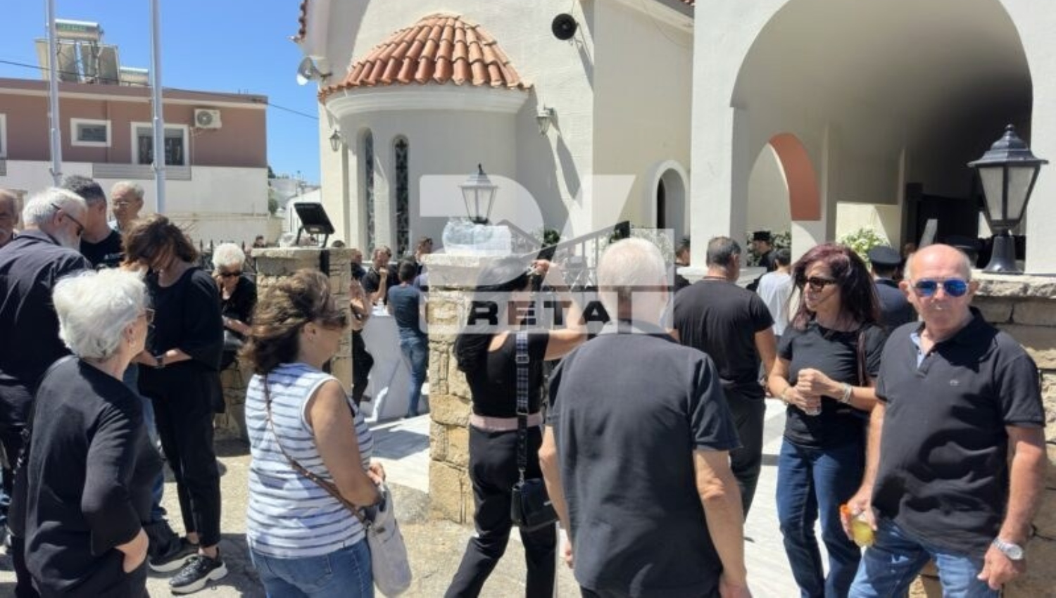 Σπαραγμός στην κηδεία του 25χρονου ήρωα πυροσβέστη που πέθανε στη φωτιά του Ρεθύμνου – Με λουλούδια στα χέρια τον αποχαιρετούν