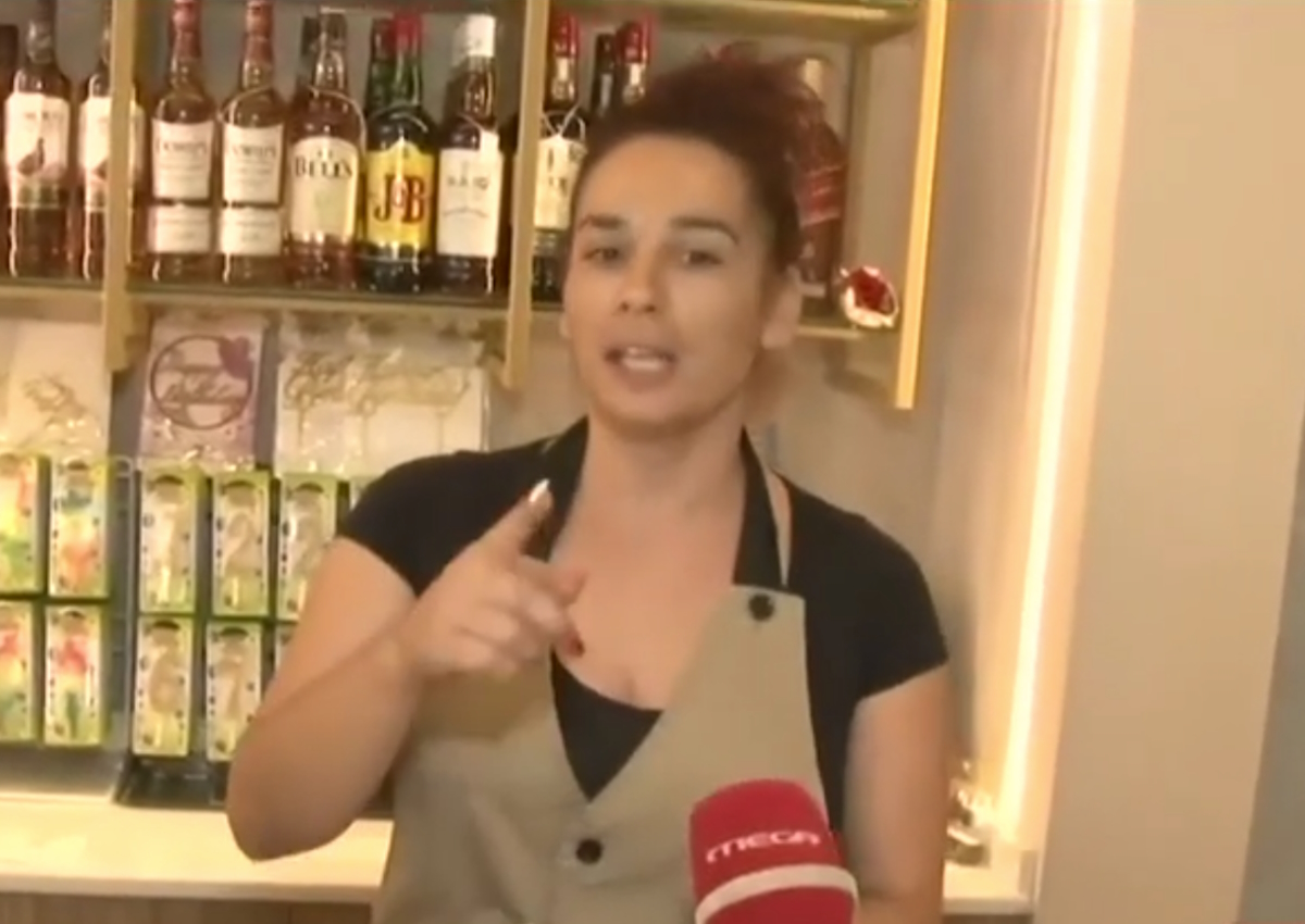 Νίκαια: «Αρχισα και τον χτύπαγα για να φύγει» λέει η υπάλληλος ζαχαροπλαστείου που έδιωξε ληστή με τη σφουγγαρίστρα