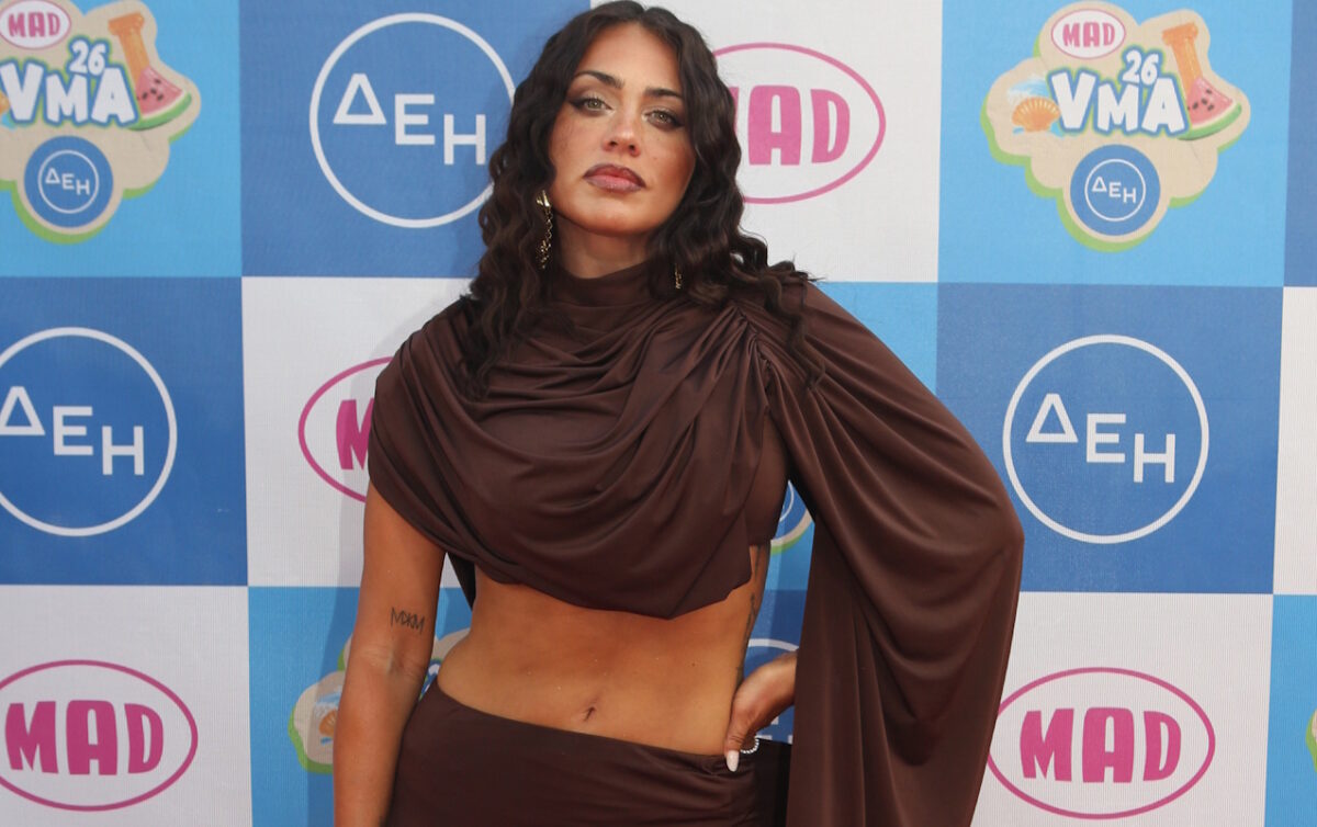 Η Κόνι Μεταξά έξαλλη με τους dj που παίζουν τραγούδια AI: «Να στηρίζετε τη δουλειά μας»