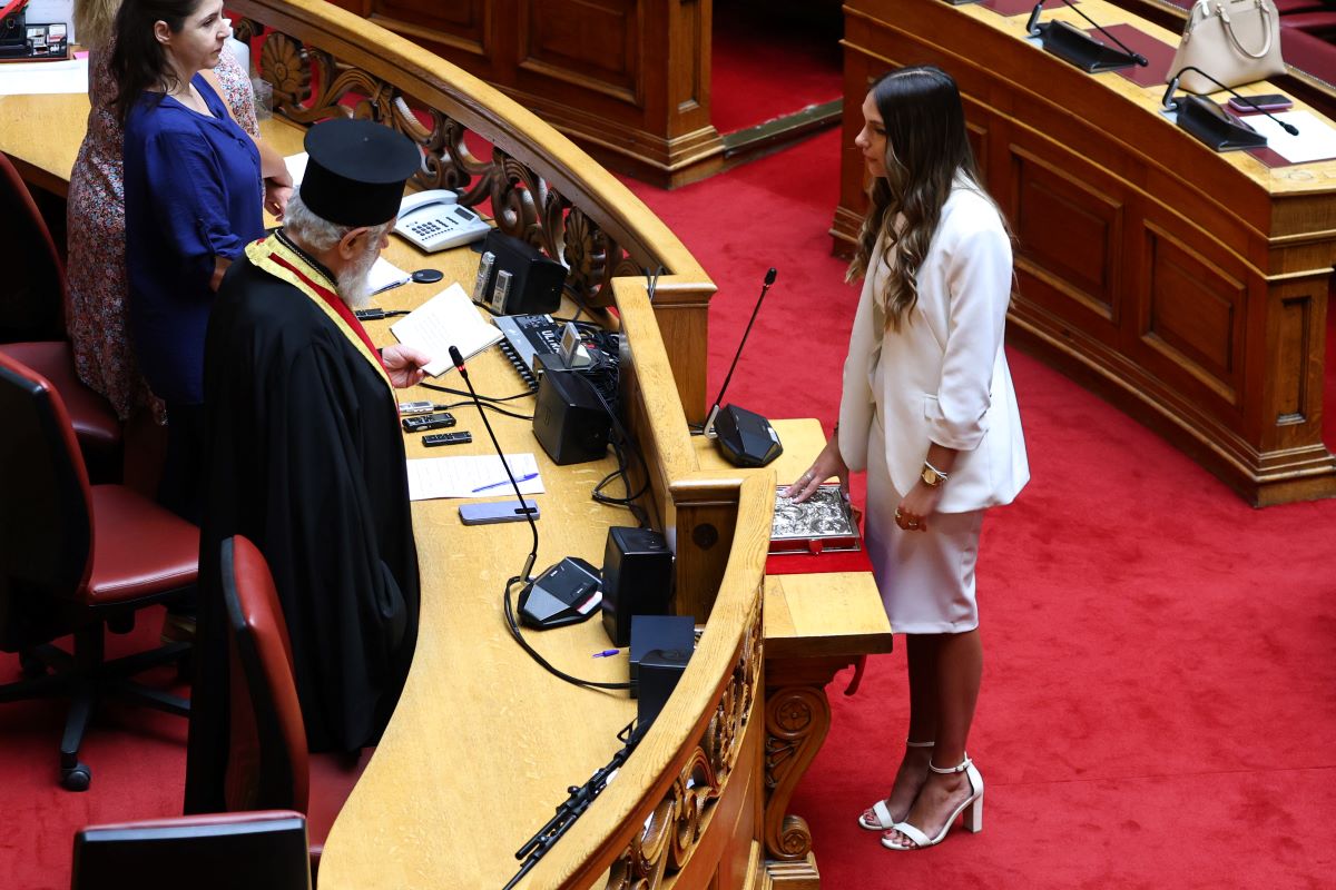 Η Μυρτώ Κοροβέση ορκίστηκε βουλευτής του ΣΥΡΙΖΑ στη θέση του Γιώργου Καραμέρου και θα ανεξαρτητοποιηθεί