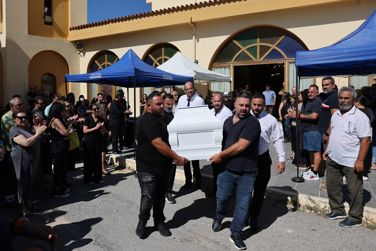 Ηράκλειο: Συγκίνηση στην κηδεία της δημοσιογράφου Μαρίας Αντωνογιαννάκη - Βουβός πόνος στο τελευταίο «αντίο»