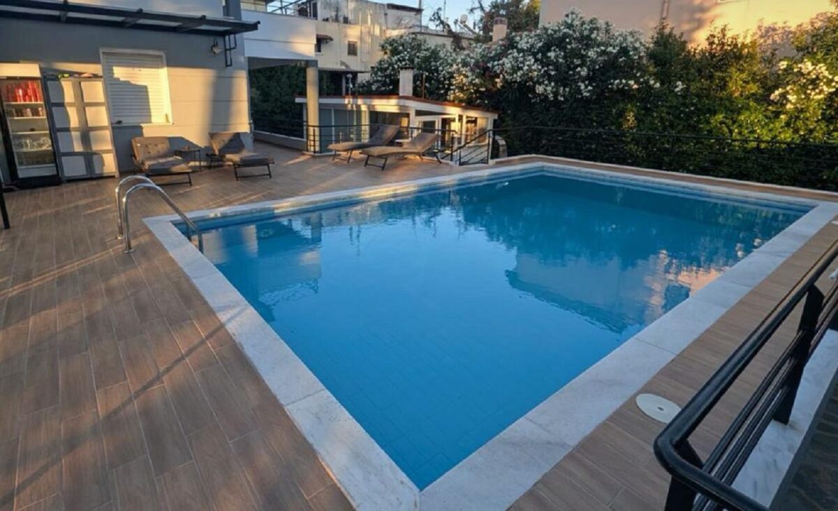 Κύκλωμα φοροδιαφυγής «ξήλωσε» η ΑΑΔΕ: Επιχειρηματίας δήλωνε άστεγη και έμενε σε σπίτι με πισίνα