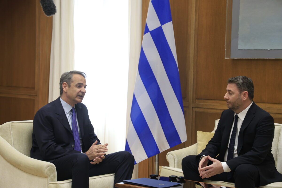 Ο σώζων εαυτόν σωθήτω στην Κουμουνδούρου ^ alert για επιθέσεις με γκαζάκια μετά τις συλλήψεις για την δολοφονία της μητέρας της πολιτεύτριας και την Marfin ^ μπρα ντε φερ Μητσοτάκη - Ανδρουλάκη για την 13η σύνταξη ^ γιατί η ΝΔ την κοστολογεί στα 2,5 δις € και το ΠΑΣΟΚ σχεδόν στα μισά ^ το ψάξαμε και θα διαβάσετε την ανάλυση με αριθμούς ^ ποιες αλήθειες κρύβει το κάθε κόμμα