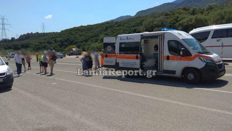 Διασώστες δίνουν τις πρώτες βοήθειες στην ηλικιωμένη