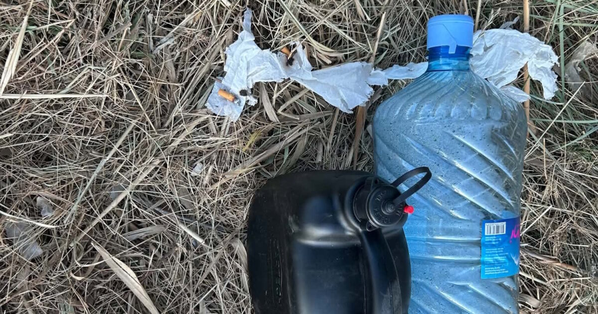 Κέρκυρα: Μπιτόνια με βενζίνη και τσιγάρα βρέθηκαν σε χώρο στάθμευσης στις Αλυκές Λευκίμμης