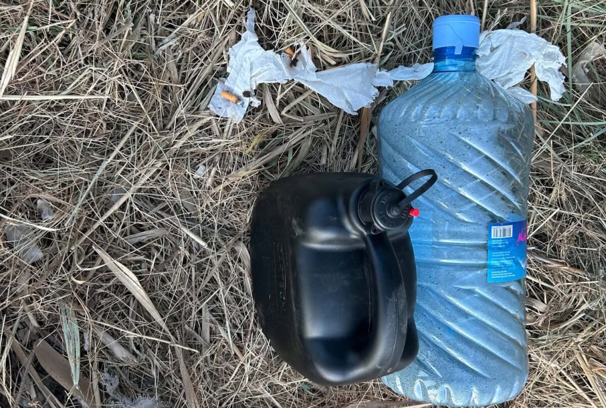 Κέρκυρα: Μπιτόνια με βενζίνη και τσιγάρα βρέθηκαν σε χώρο στάθμευσης στις Αλυκές Λευκίμμης