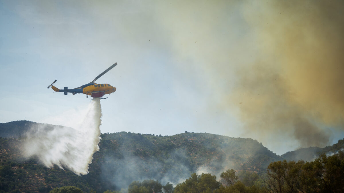 Πυρκαγιά σε ξερα χόρτα και απορρίματα κοντά στην παλιά χωματερή στο Πλωμάρι της Λέσβου, επιχειρούν επίγειες και εναέριες δυνάμεις για την κατάσβεση της, Τετάρτη 29 Ιουλίου 2026 (ΠΑΝΑΓΙΩΤΗΣ ΜΠΑΛΑΣΚΑΣ /EUROKINISSI)