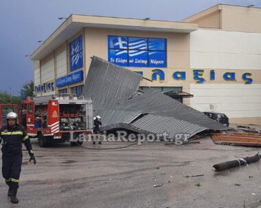 Κακοκαιρία χτυπά την χώρα: Άνεμοι ξήλωσαν στέγη στη Μακρακώμη, πλημμύρες στη Λαμία – Ανεμοστρόβιλος προκάλεσε ζημιές στη Χαλκιδική