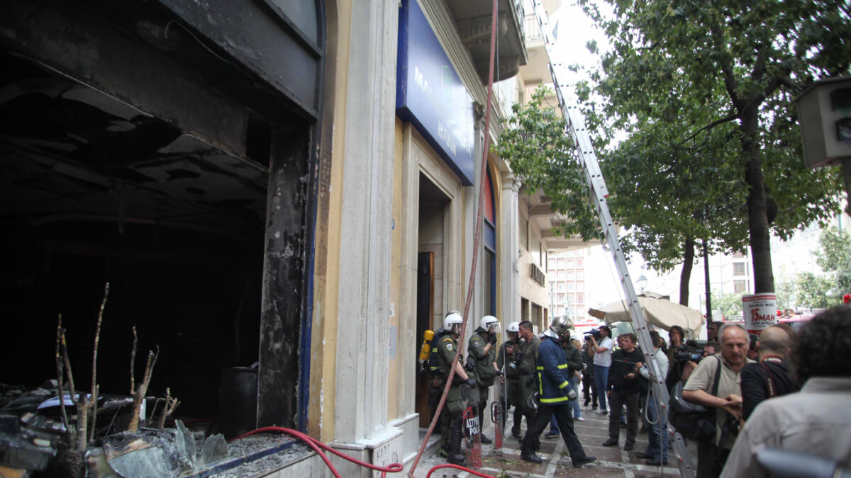 Φωτογραφία αρχείου από τον εμπρησμό στο υποκατάστημα της τράπεζας MARFIN στην οδό Σταδίου στην Αθήνα, κατά την διάρκεια απεργιακής διαδήλωσης στις 5 Μαΐου 2010 
ΓΙΑΝΝΗΣ ΠΑΝΑΓΟΠΟΥΛΟΣ