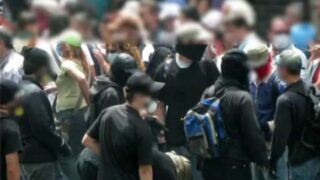 Στιγμιότυπο από τη συγκέντρωση έξω από τη Marfin