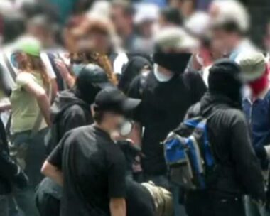Στιγμιότυπο από τη συγκέντρωση έξω από τη Marfin