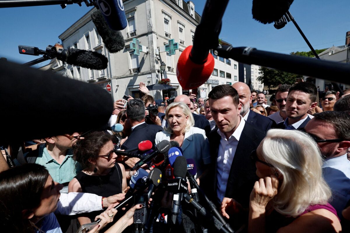 Μαρίν Λε Πεν και Ζορντάν Μπαρντελά αγορά στη Λα Φλες, βορειοδυτικά του Παρισιού