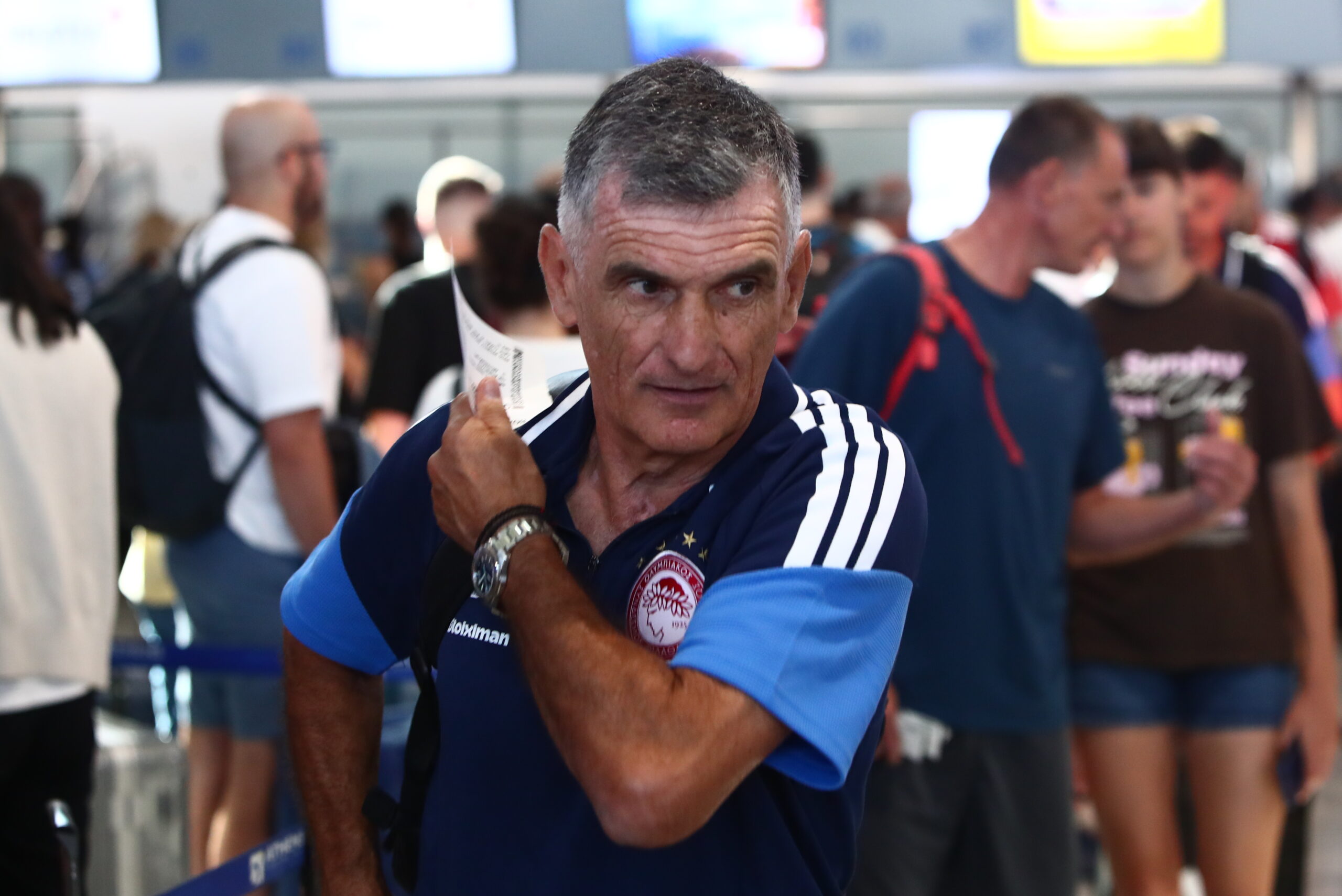 Ο Μεντιλίμπαρ στο αεροδρόμιο