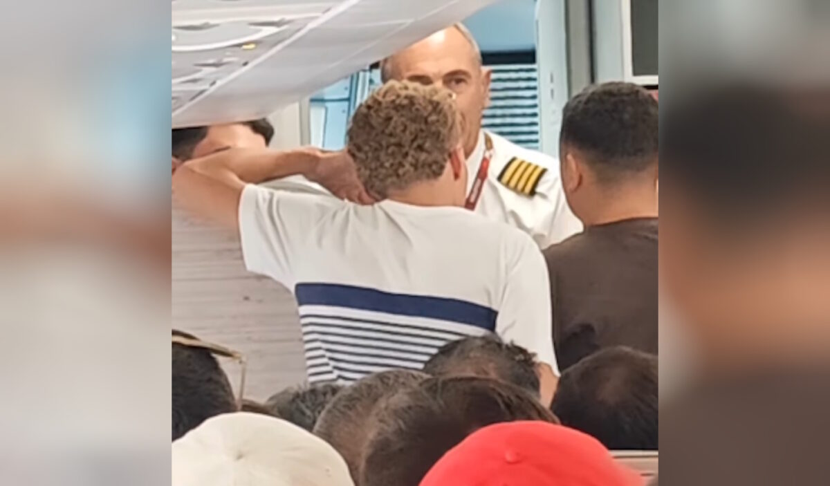 Ένταση στο αεροδρόμιο στη Μύκονο: Νεαροί καθυστέρησαν πτήση πάνω από 3 ώρες - Αστυνομικοί τους έβγαλαν από το αεροπλάνο