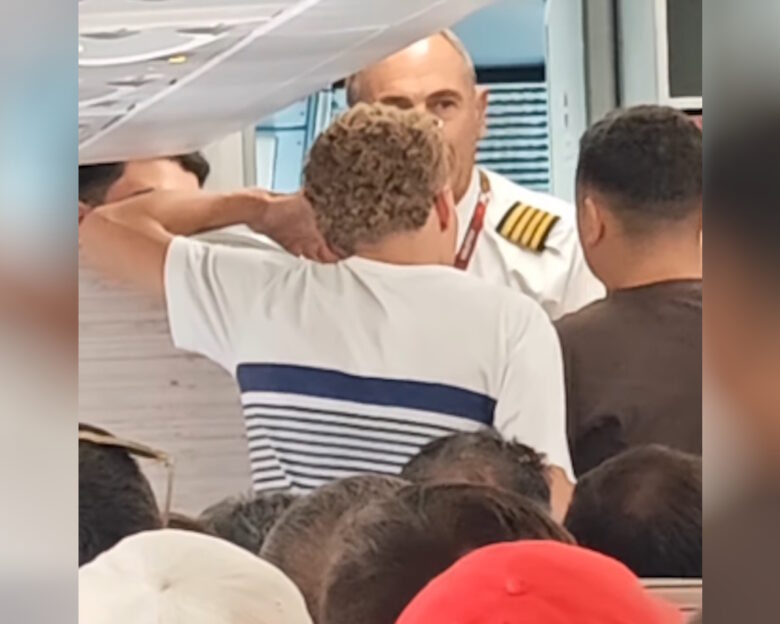 Ένταση στο αεροδρόμιο στη Μύκονο: Νεαροί καθυστέρησαν πτήση πάνω από 3 ώρες – Αστυνομικοί τους έβγαλαν από το αεροπλάνο