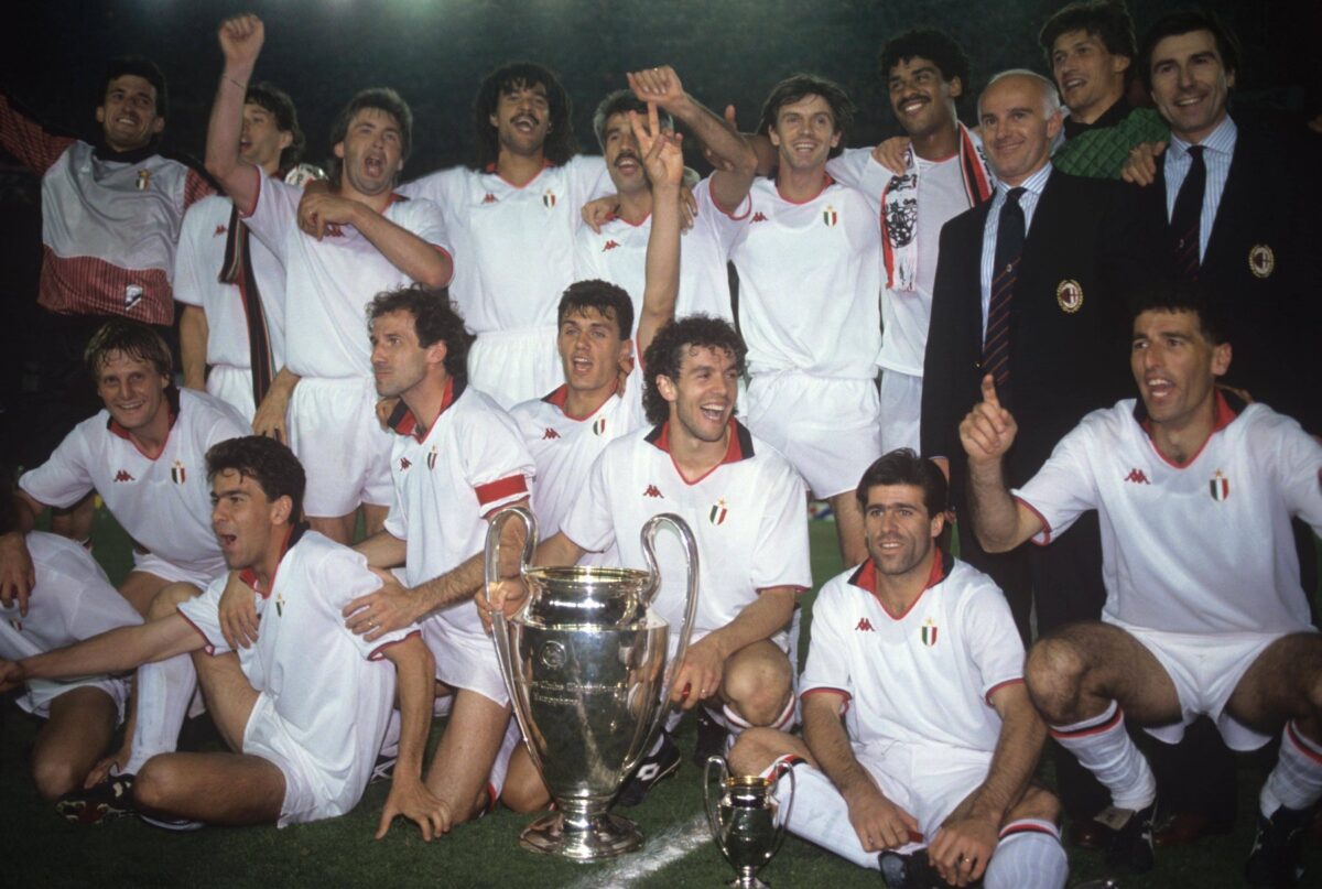 debout :galli giovanni, van basten marco, ancelotti carlo, gullit ruud, virdis pietro paulo, galli filippo, rijkaard frank, sacchi arrigo, pinato davide, assis : colombo angelo, costacurta allesandro, baresi franco, maldini paolo, donadoni roberto, tassotti mauro, evani alberigo FOOT COUPE D EUROPE DES CLUBS CHAMPIONS 1989 MILAN AC-STEAUA BUCAREST 4-0 CAMP NOU BARCELONE ESPAGNE 24