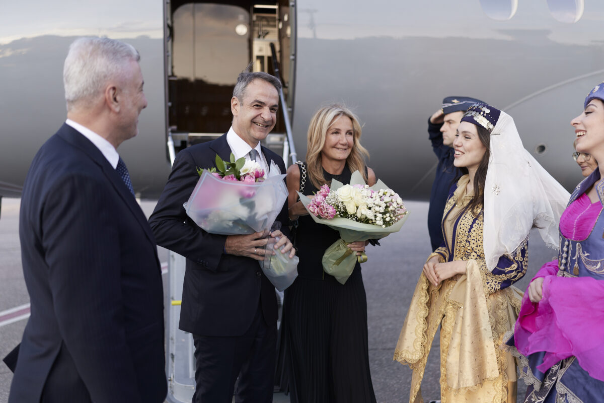 Με λουλούδια υποδέχθηκαν τον Μητσοτάκη στην Αγκυρα για τη Σύνοδο του ΝΑΤΟ