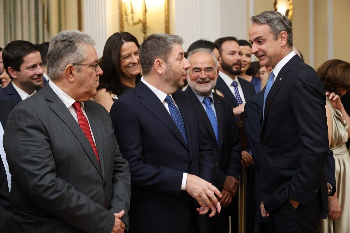 Τα «πηγαδάκια» στο Προεδρικό: Οι «εκλογές τον Μάιο», οι ατάκες για τους απόντες και οι χειραψίες
