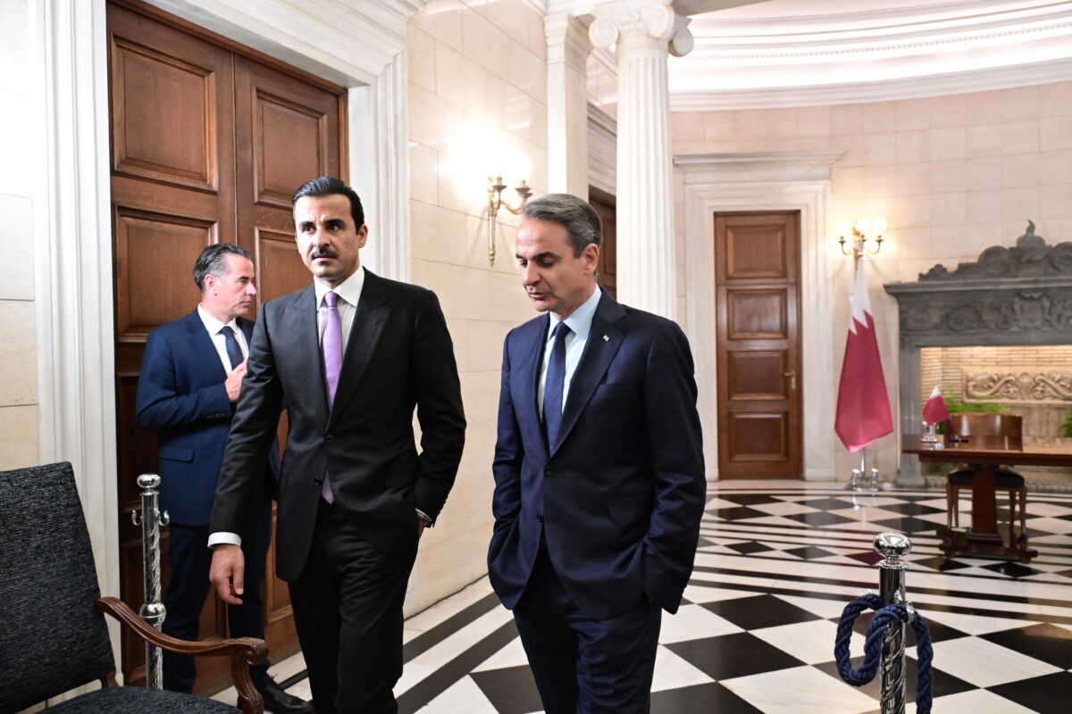 Επικοινωνία Μητσοτάκη με τον Εμίρη του Κατάρ - Συλλυπητήρια για τον θάνατο του πατέρα του