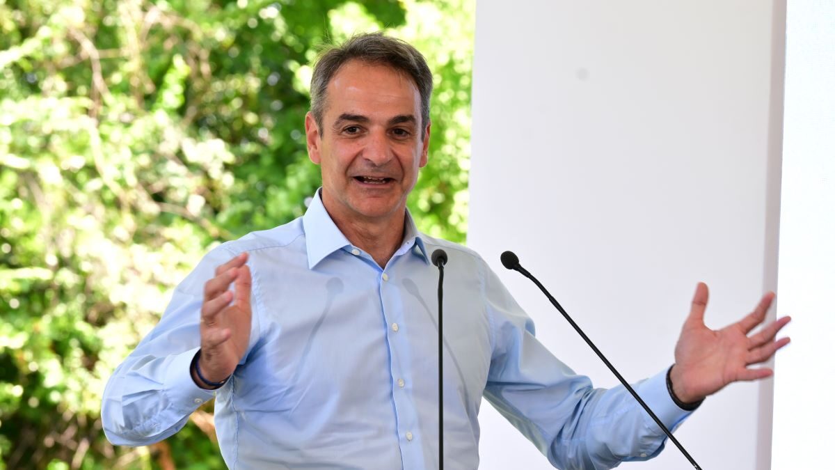 Ο Κυριάκος Μητσοτάκης στην υπογραφή της σύμβασης για τον τριπλό κόμβο στον Σκαραμαγκά